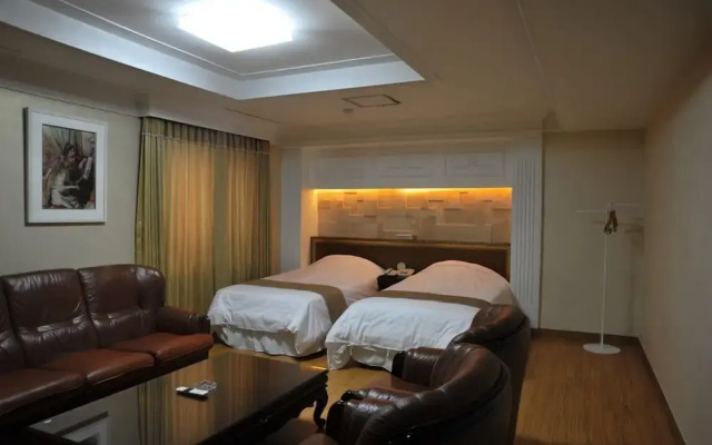 Palace Tourist Hotel