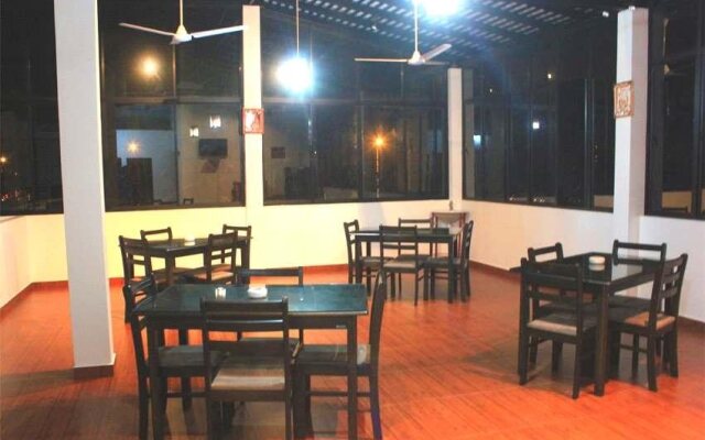 Tharusha Holiday Inn
