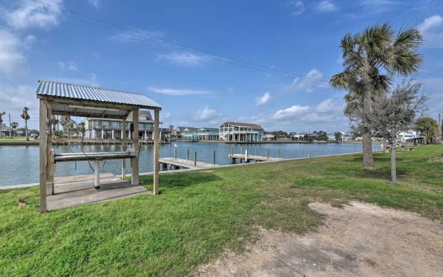 Walk to Beach: Family-friendly Galveston Home!