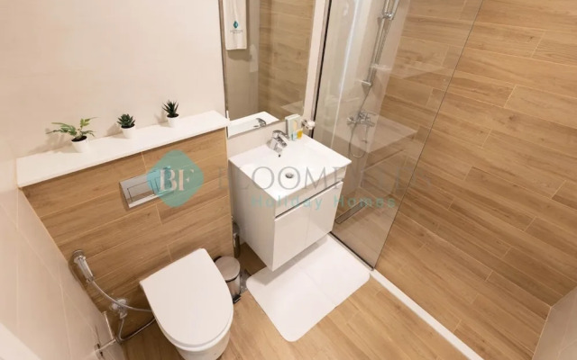 Cozy Canal View Apartment - 206