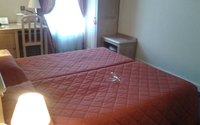 Brit Hotel Aux Sacres
