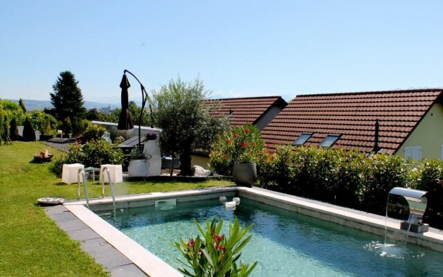 Four Seasons Lake GuestHouse