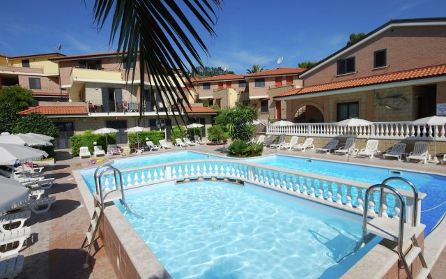 Lavish Holiday Home in Tortoreto With Pool