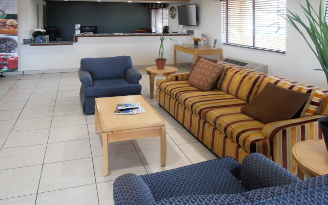 Desert Sands Inn & Suites