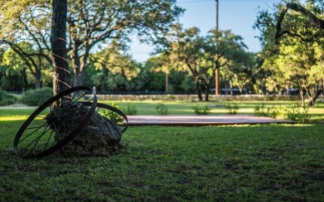 Twelve Oaks Hill Country Inn