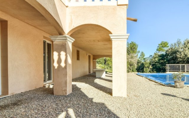 Plush Villa in Le Cannet-des-Maures with Private Pool