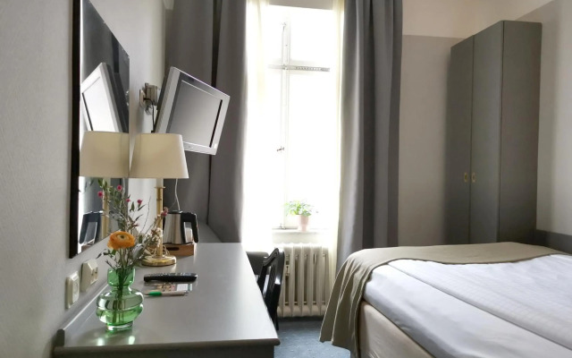 Crystal Plaza Hotel