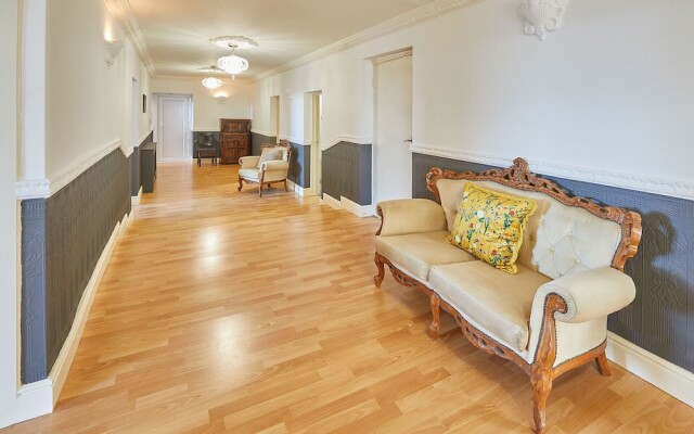 Host Stay Regency Mansions Apartment