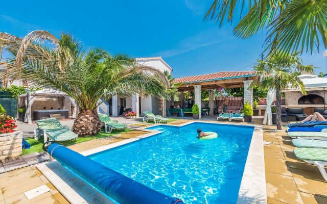 Room Tomo - open pool and pool for children: R1 Sukosan, Zadar riviera