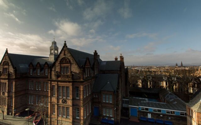 Spacious 1BR Flat With View in Edinburgh -sleeps 4