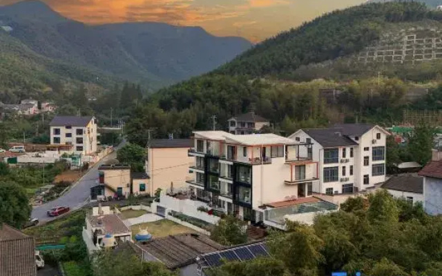 Yu'an Mountain Slow Life Pool and River Rafting Resort