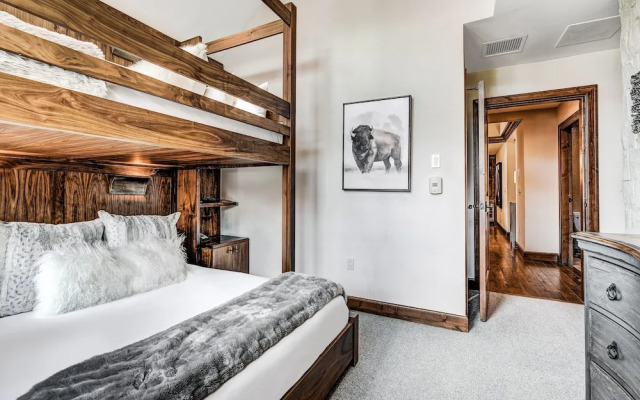 2 BR Ritz-Carlton Chic Décor Valley Views Condo by RedAwning - Save 20% on 7+ Nights!