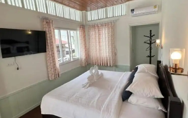 RQ THEVA Heritique Baan Praya Dinsor Road