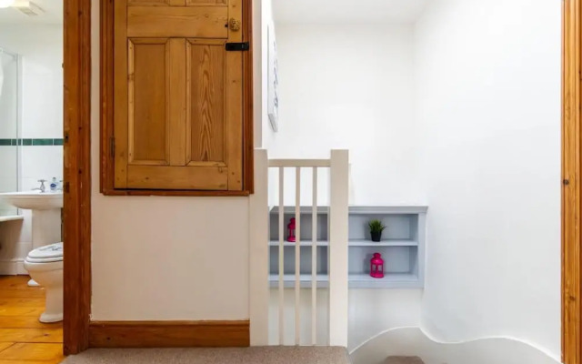 Pebble Mews House - Sleeps 6 to 8 Guests