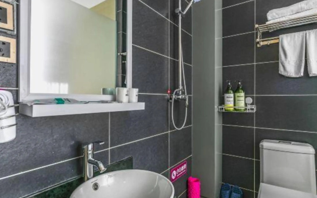 Violet-themed Hotel (Wanda Plaza, Yantai) – Bathroom – Yantai