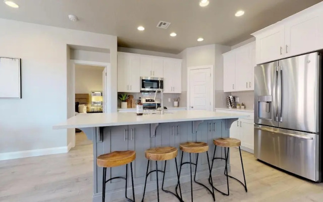 Desert Serenity 4 Bedroom Apts by RedAwning