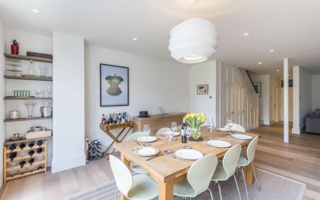 Luxurious Highbury Mansion with Beautiful Garden