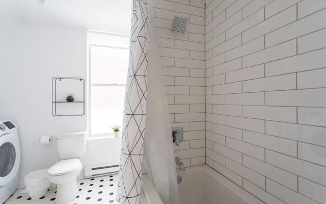 Beautiful and Cozy Steps From Mount-royal