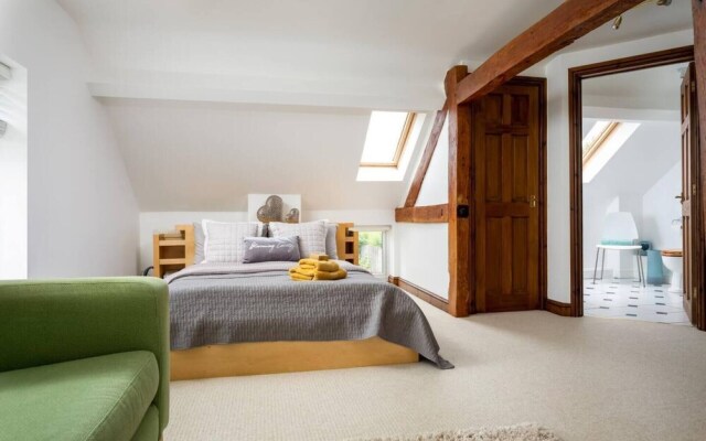 Cotswold Barn Conversion With Private Hot Tub