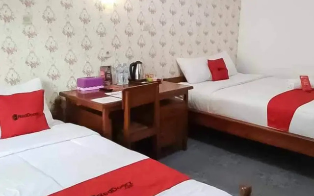 RedDoorz Plus @ Alun Alun Nganjuk