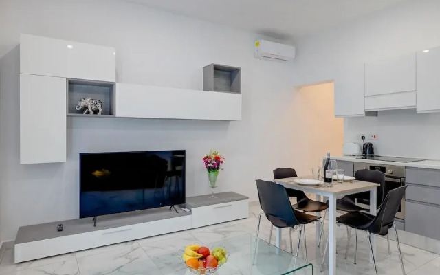 Contemporary 1BR Apartment, Central Location