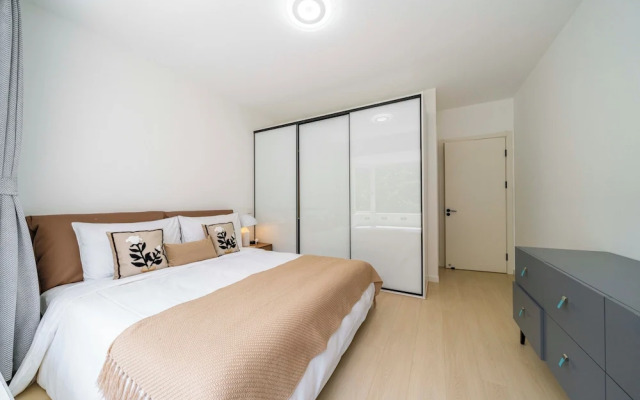 Tyms Stylish 3BR 2BA Apt Xujiahui Shops