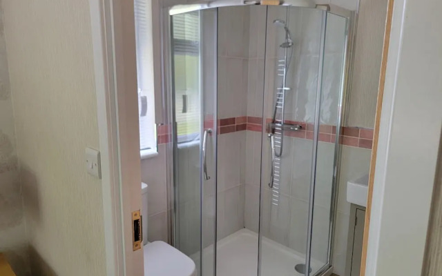 Luxury 2-bed Lodge in Routh, Sleeps 4 With Hot Tub