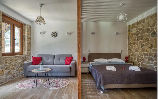 Stonehouse in Olives