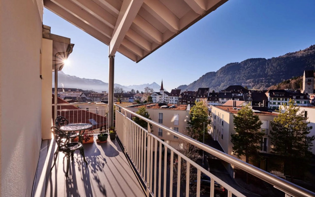 City Center Apartment with Mountain View
