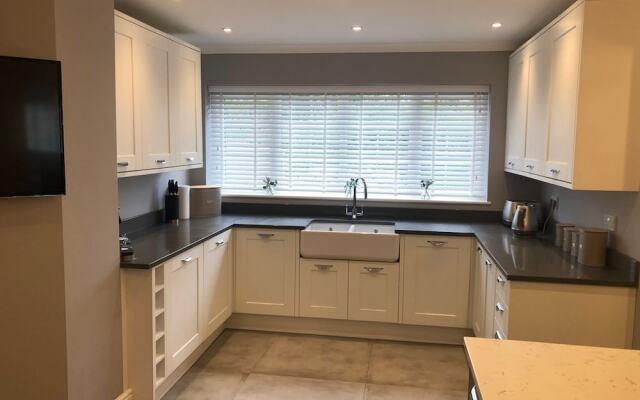 Beautiful Family Home With 42ft Pool & Cinema Room