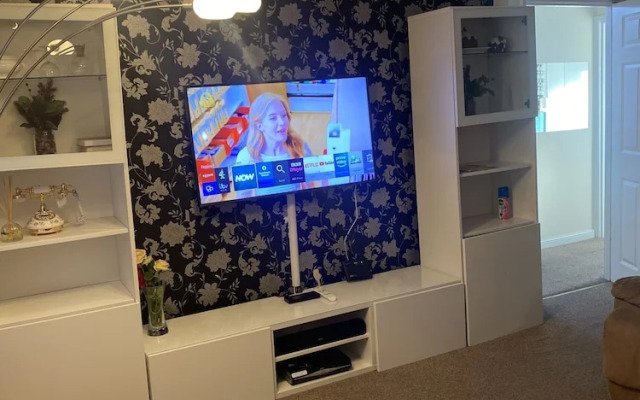 Lovely 2 Bed Apartment in East London