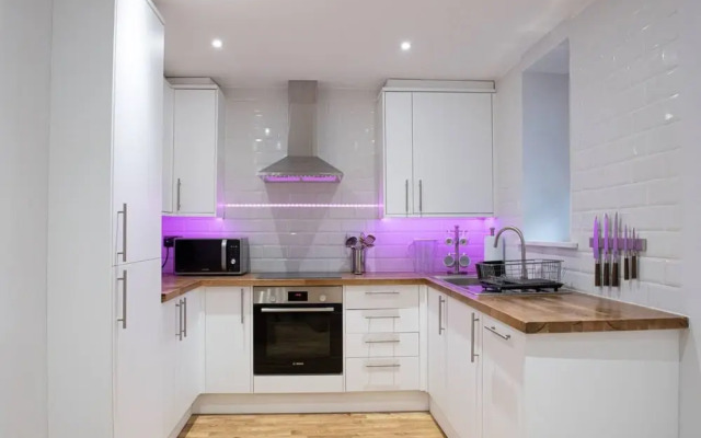 Modern 2 Bedroom Flat in Prime Waterloo Location
