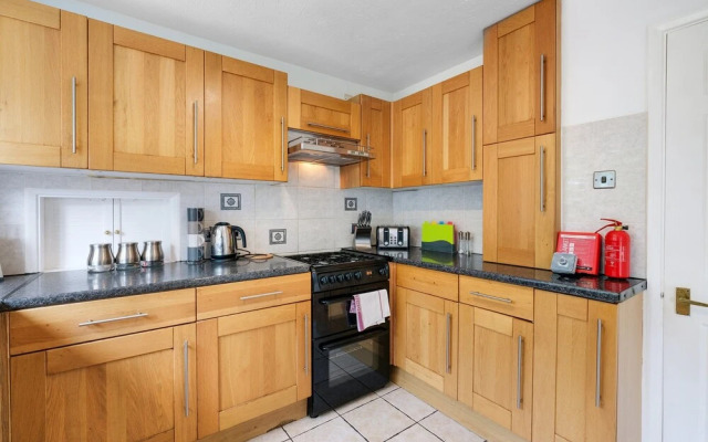 Sharp Close 4 Bedroom 2 Bath - Aylesbury
