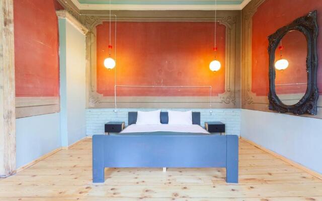 Wehost Sunny Apartment