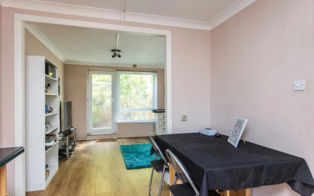 Homely 2 Bedroom House in Kennington With Garden