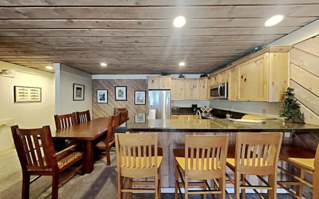One Bedrooms At Snowbird Condos Slopeside - Free Wifi & Assigned Parking!