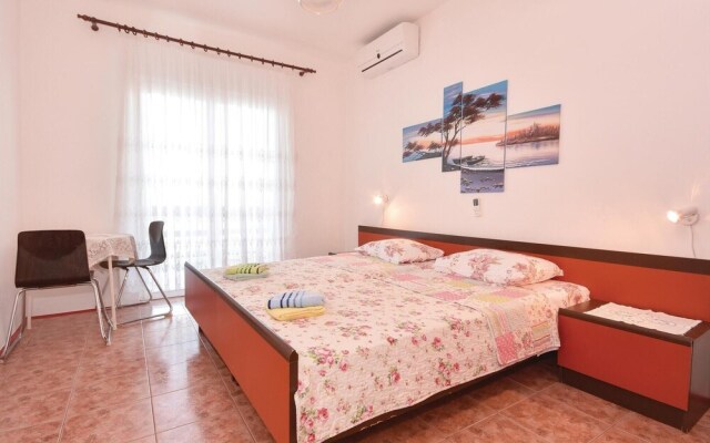 Nice Home in Slatine with Hot Tub, WiFi & 6 Bedrooms