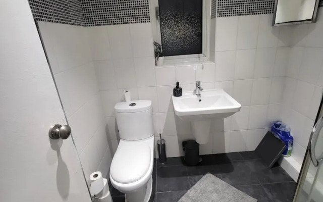 Charming 2-bed Apartment in Grays