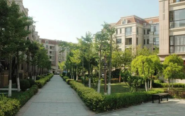 Platinum Apartment (Dalian Jinshitan Discovery Kingdom Light Rail Station)