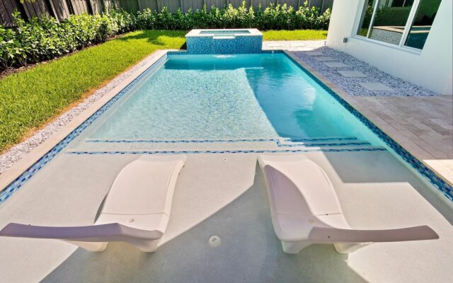 Stunning Poolside Luxury Retreat
