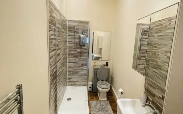 Charming 2-bedroom Apartment Located in Ayr