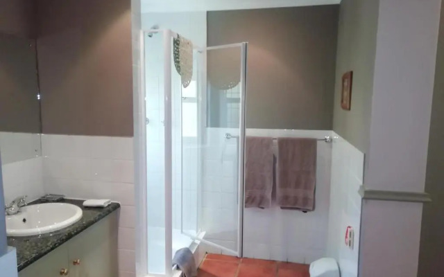 Housemartin Guest Lodge