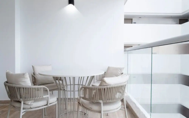 w Comfortable Loft w Balcony in Crespo