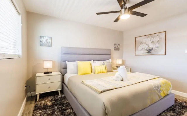 4BR Sleeps 8 Heated Pool Yard Games Bbq!