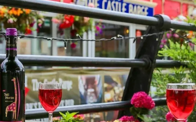 Cosy 1BR Hideaway - Hot Tub, Wifi & Private Pond