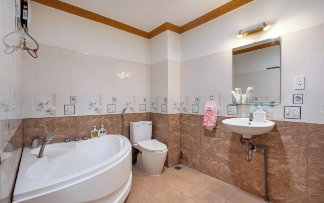 Hearth and Home De Tham