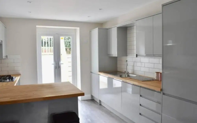 Spacious 4 Bedroom Flat in Central Brighton