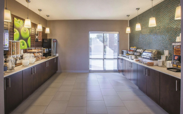 La Quinta Inn & Suites by Wyndham Philadelphia Airport