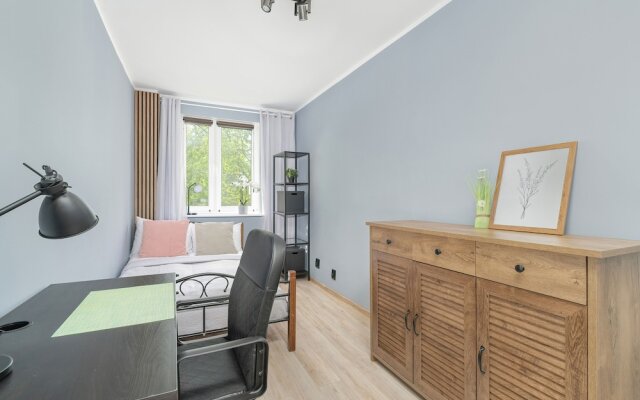 Poznan Apartment With 2 Desks by Renters