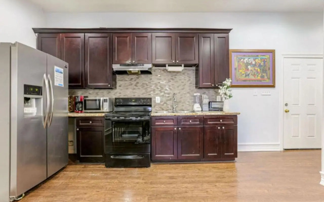 Elegant 4BR Condo in Downtown